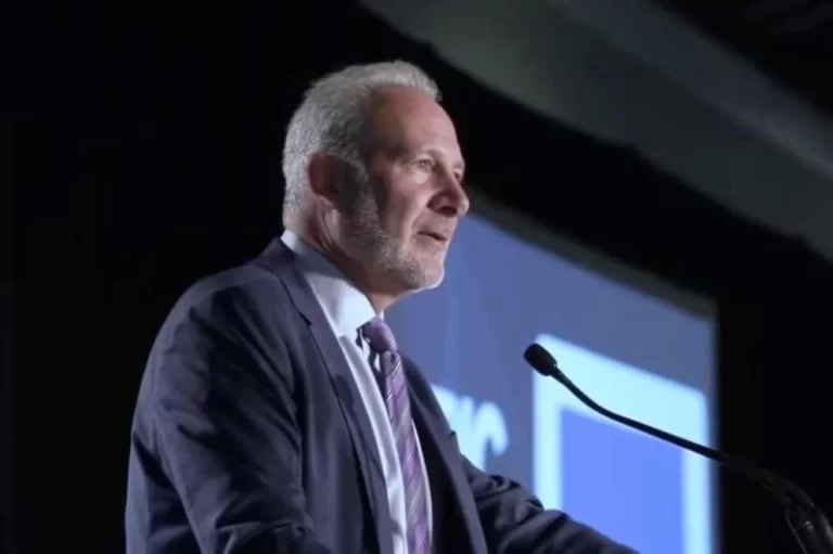peter-schiff-says-michael-saylor-is-running-out-of-cash-33c6c06.webp